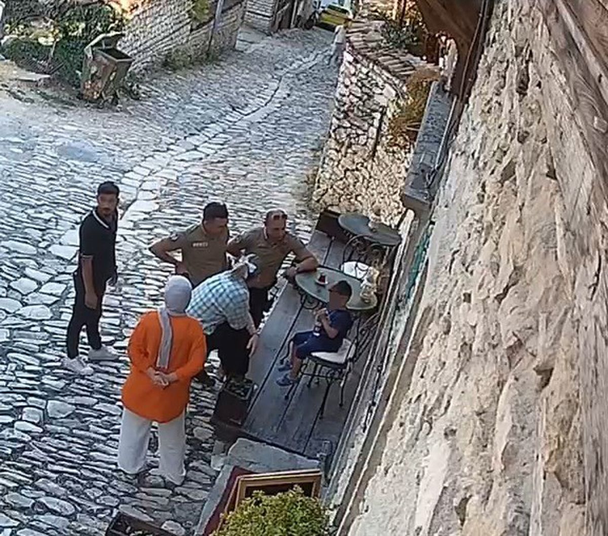 Kaybolan Çocuğa Sahip Çıkan İşletmeciye Çiçekli Teşekkür