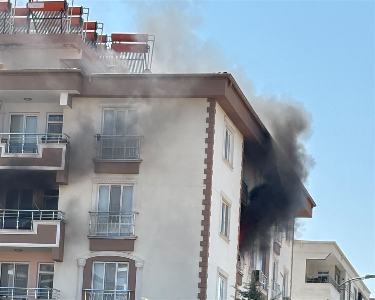 Kilis'te Ev Yangını: 3 Kişi Hastaneye Kaldırıldı