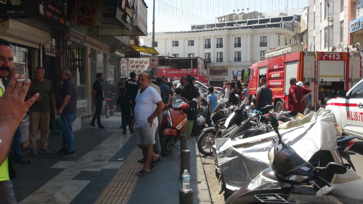 Kilis'te Yangın: 3 Kişi Dumandan Etkilendi