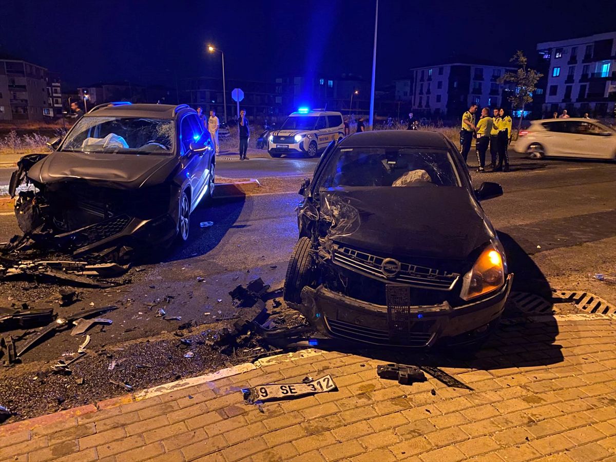 Kırklareli'nde otomobil ile SUV tipi araç çarpıştı, 8 kişi yaralandı