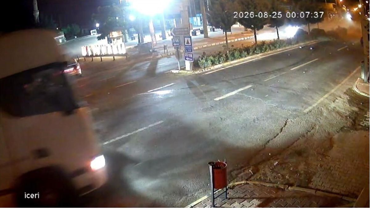 Nevşehir'de Kontrolden Çıkan Otomobil Yakıt Tırına Çarpmaktan Son Anda Kurtuldu