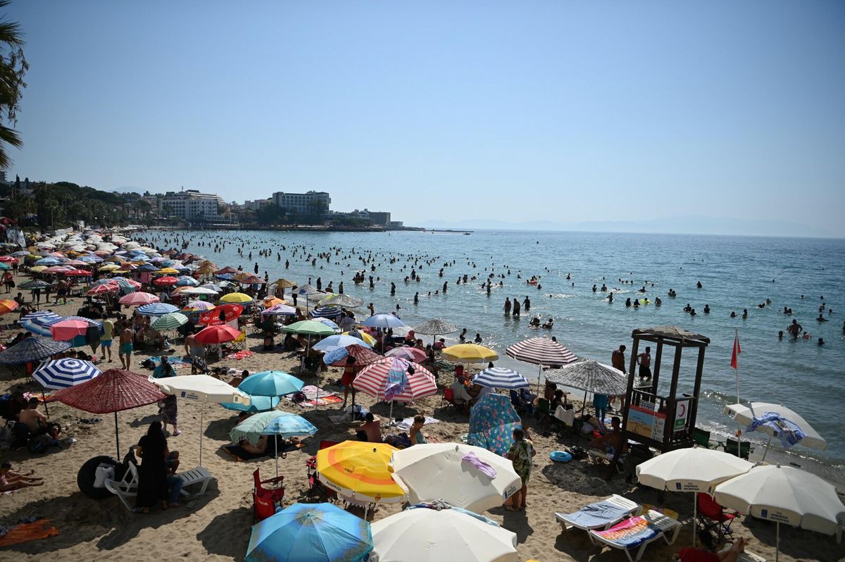 Kuşadası'nda hava sıcaklığı 37 dereceye ulaştı, plajlar doldu