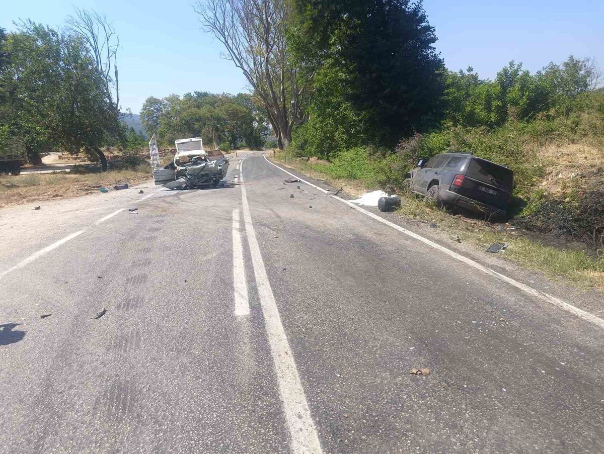 Demirci'de Kafa Kafaya Çarpışma: 2 Kardeş Öldü, 2 Yaralı