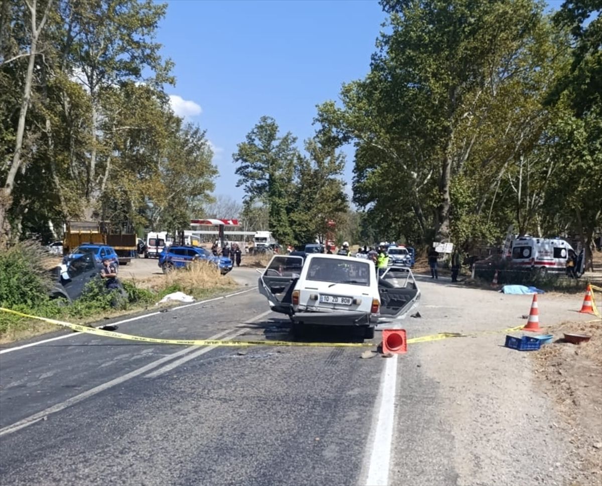 Demirci'de feci kaza: 2 kardeş hayatını kaybetti