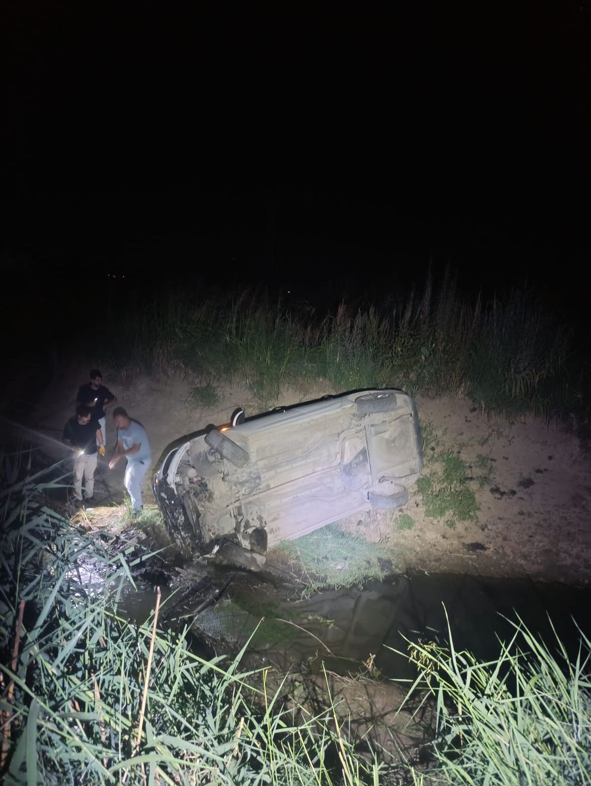 Turgutlu'da Polisten Kaçan Otomobil Su Kanalına Düştü: 3 Yaralı, Uyuşturucu Ele Geçirildi