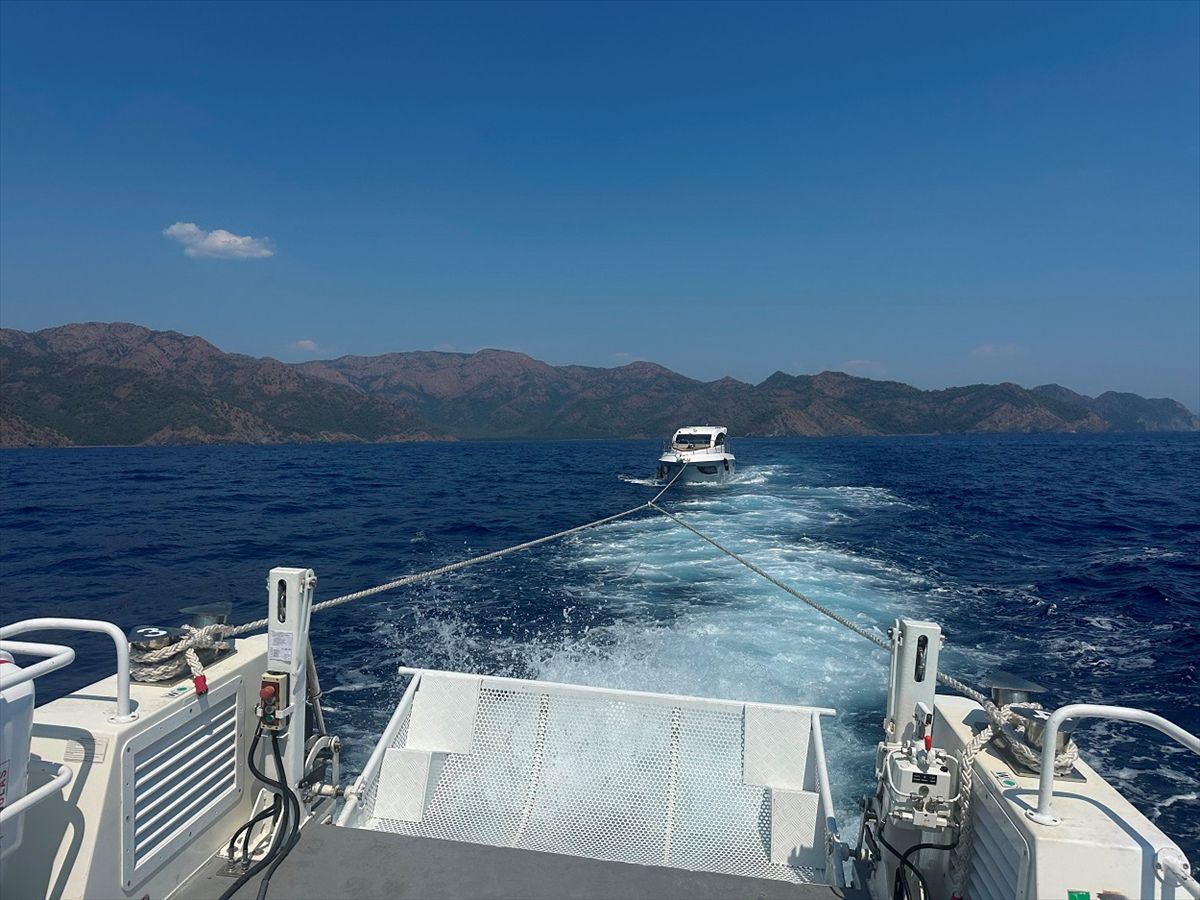 Marmaris'te Arızalı Yattaki 7 Kişi Kurtarıldı