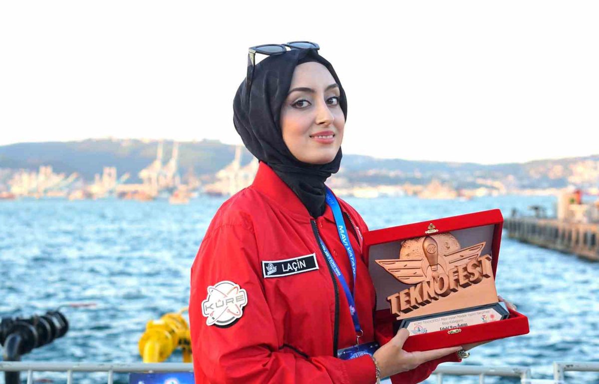 Manisa Celal Bayar Üniversitesi Öğrencisi Elif Laçin'e TEKNOFEST Mavi Vatan'da Edebi Yazı Ödülü