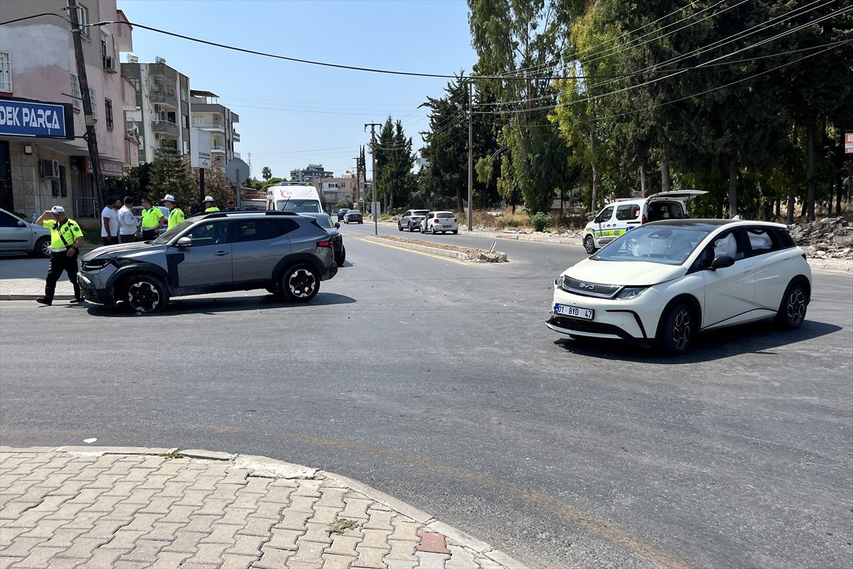 Tarsus'ta Cip-Otomobil Çarpıştı: 3 Yaralı