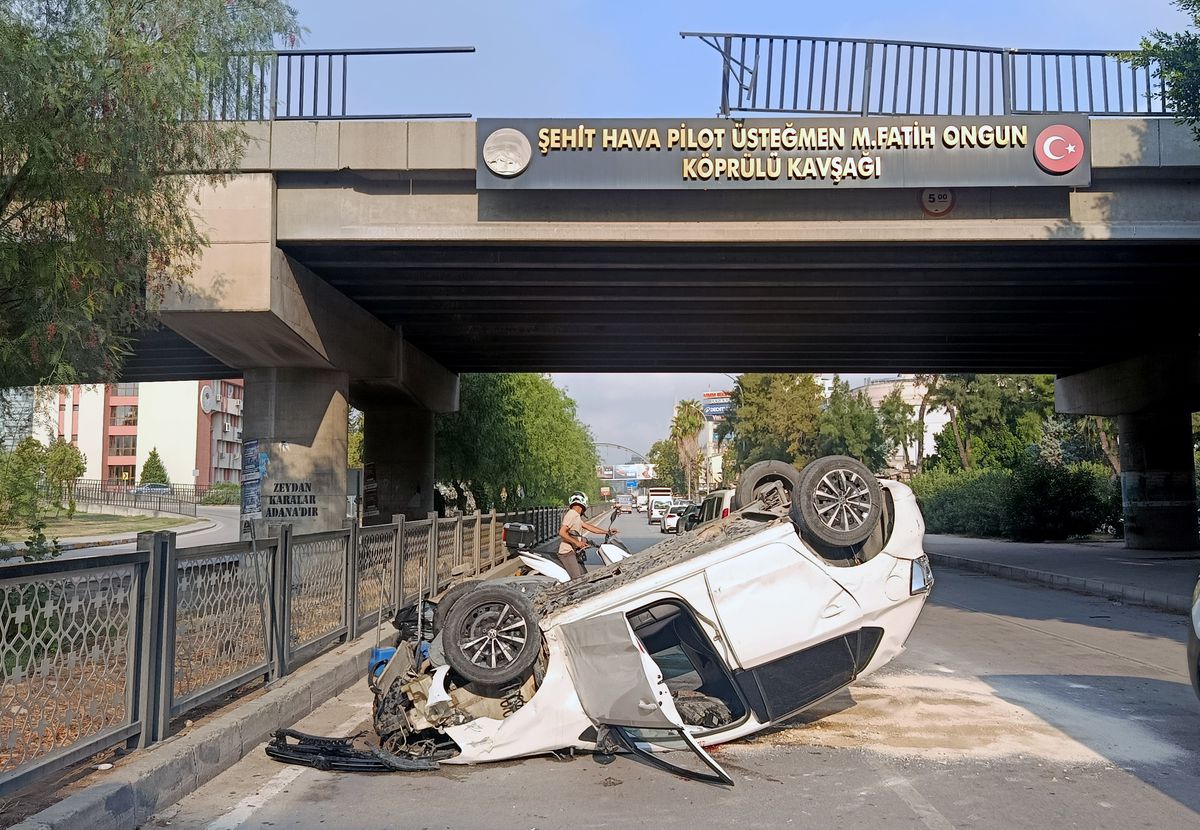 Köprüden düşen otomobilde sürücü yaralandı