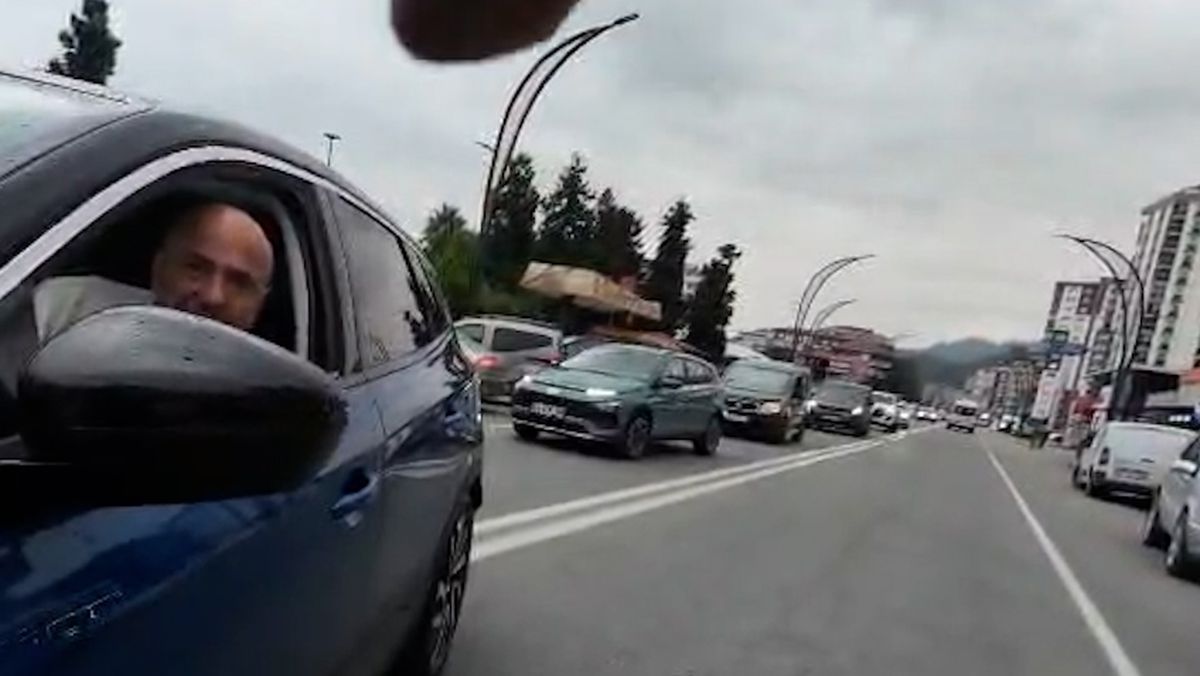 Rize'de Yol Verme Kavgası: Bisikletliye Tekmeli Yumruklu Saldırı Kamerada