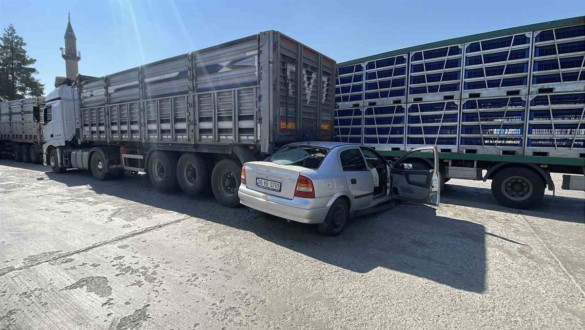 Sivas'ta polisten kaçan sürücü tıra çarptı: 2 yaralı
