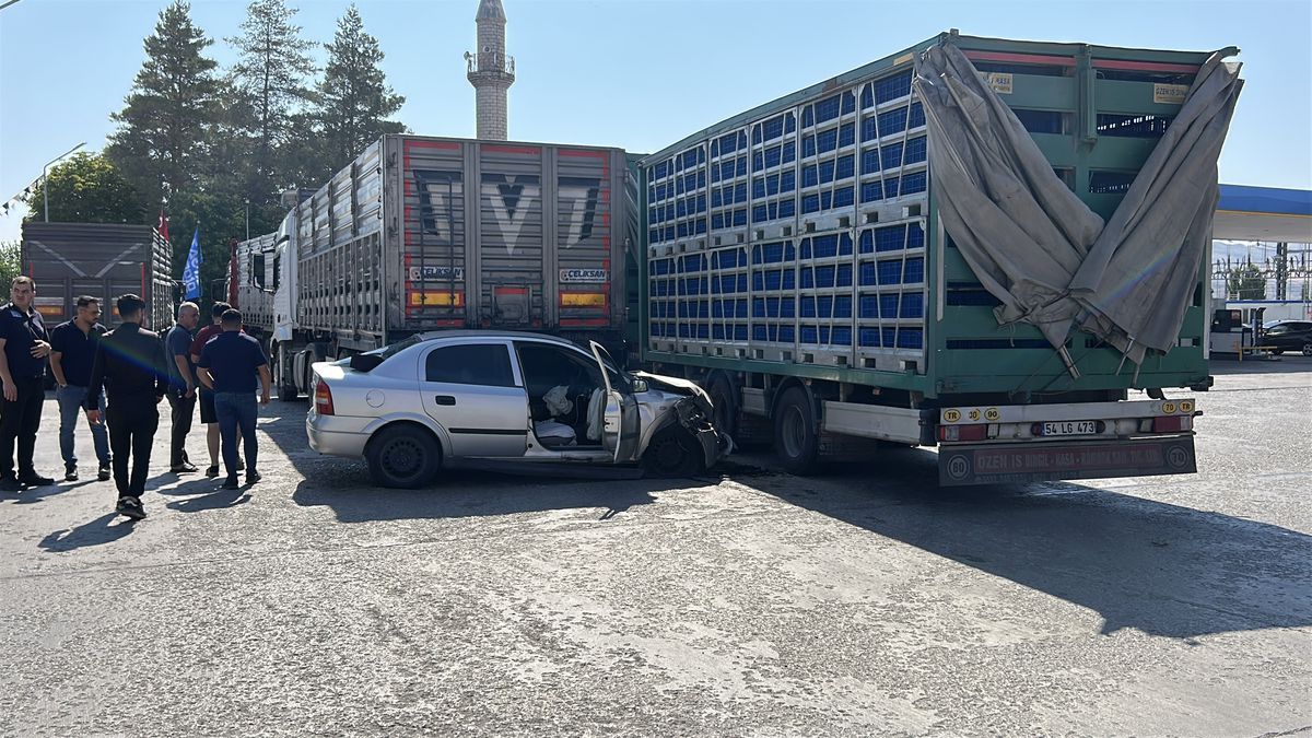 Sivas'ta Polisten Kaçan Sürücü TIR'lara Çarptı: 2 Yaralı