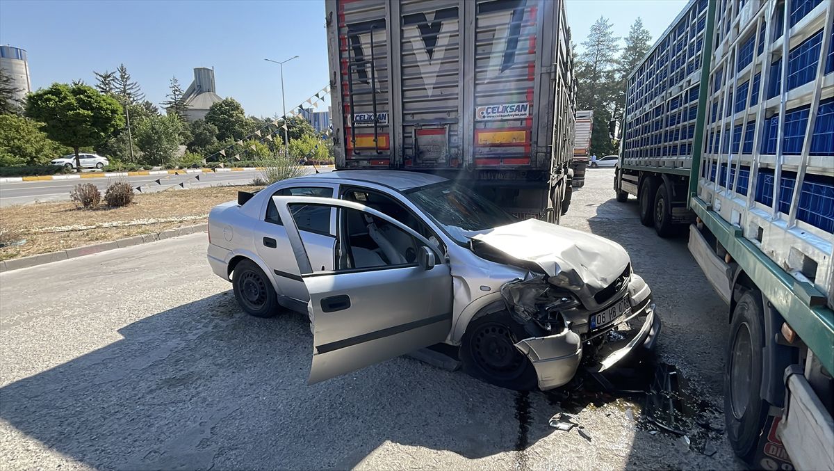 Sivas'ta Otomobil Tıra Çarptı: 2 Yaralı