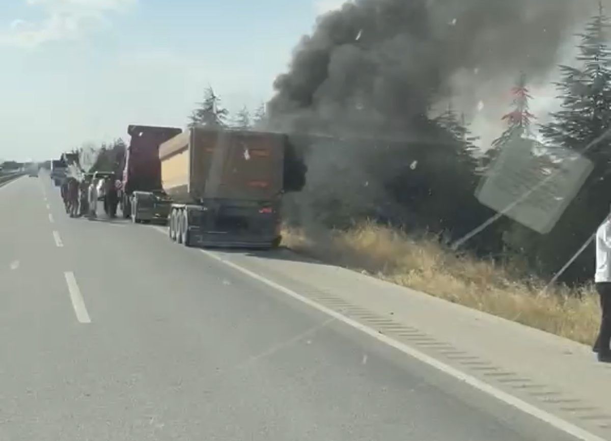 Eskişehir'de Tır Yangını Büyümeden Söndürüldü