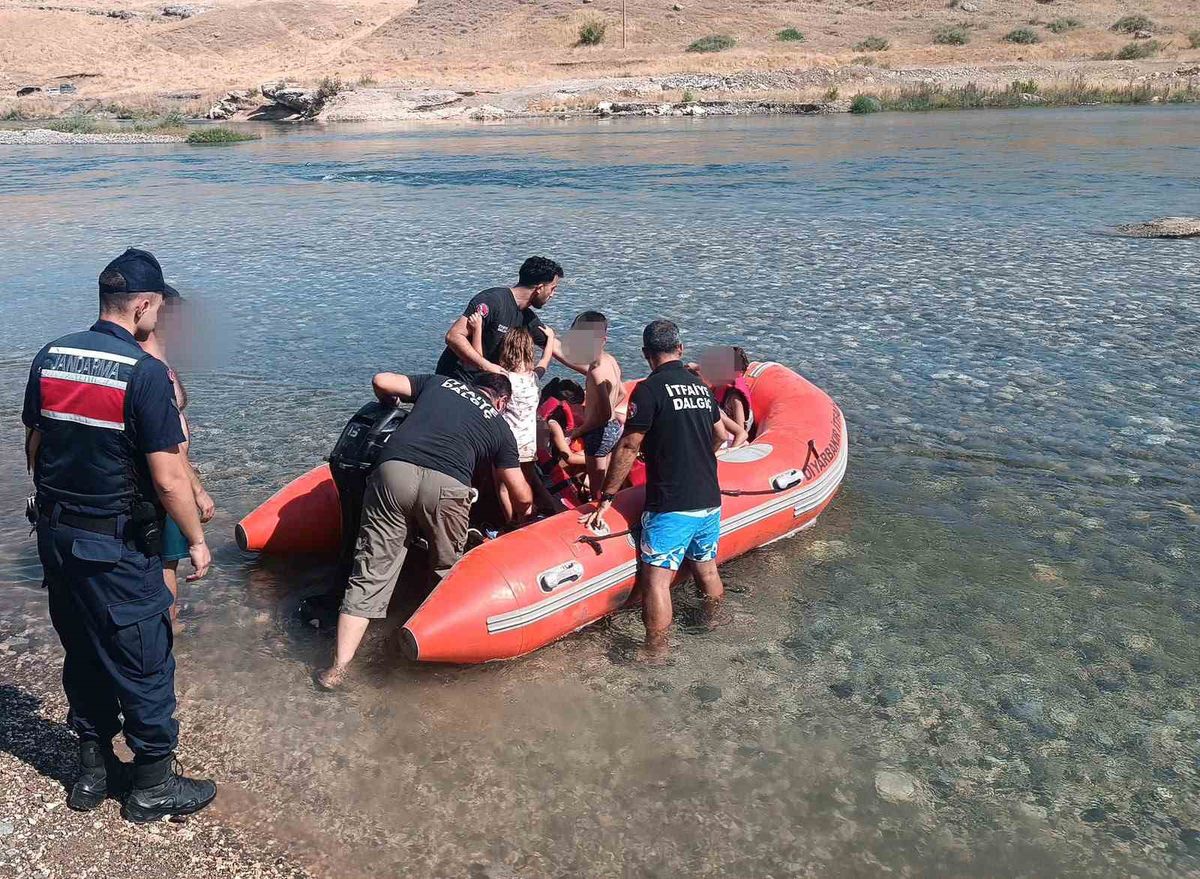 Eğil'de mahsur kalan 10 kişi botla kurtarıldı