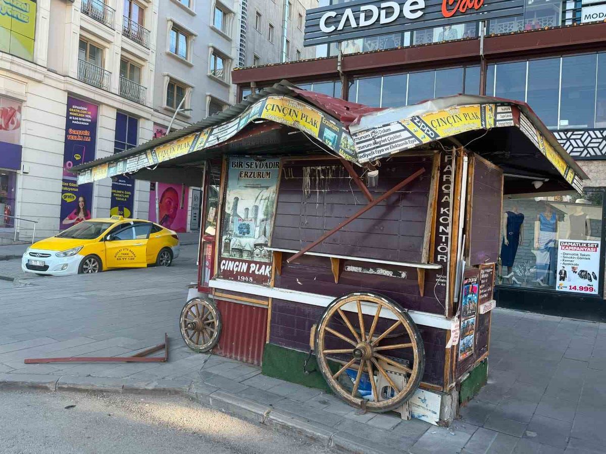 Erzurum'da Tarihi Büfeye Otobüs Çarptı