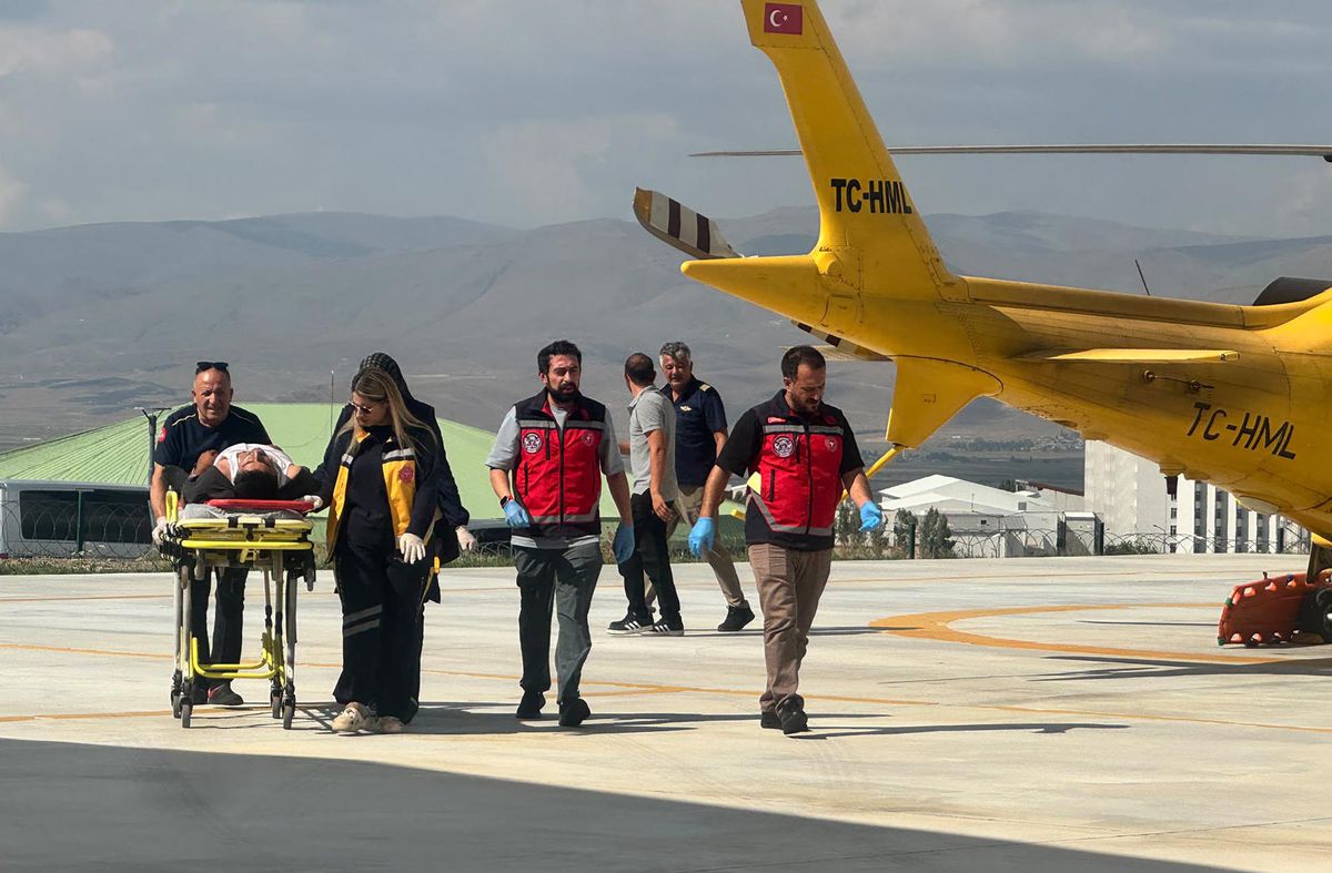 Traktör Devrildi: 19 Yaşındaki Genç Helikopterle Hastaneye