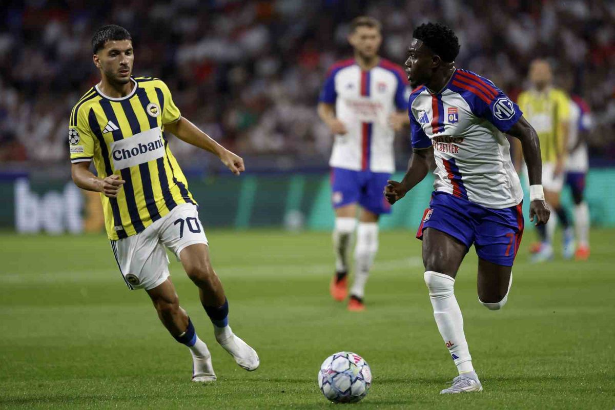 Fenerbahçe Lyon'u İlk Yarıda 2-0 Geçti