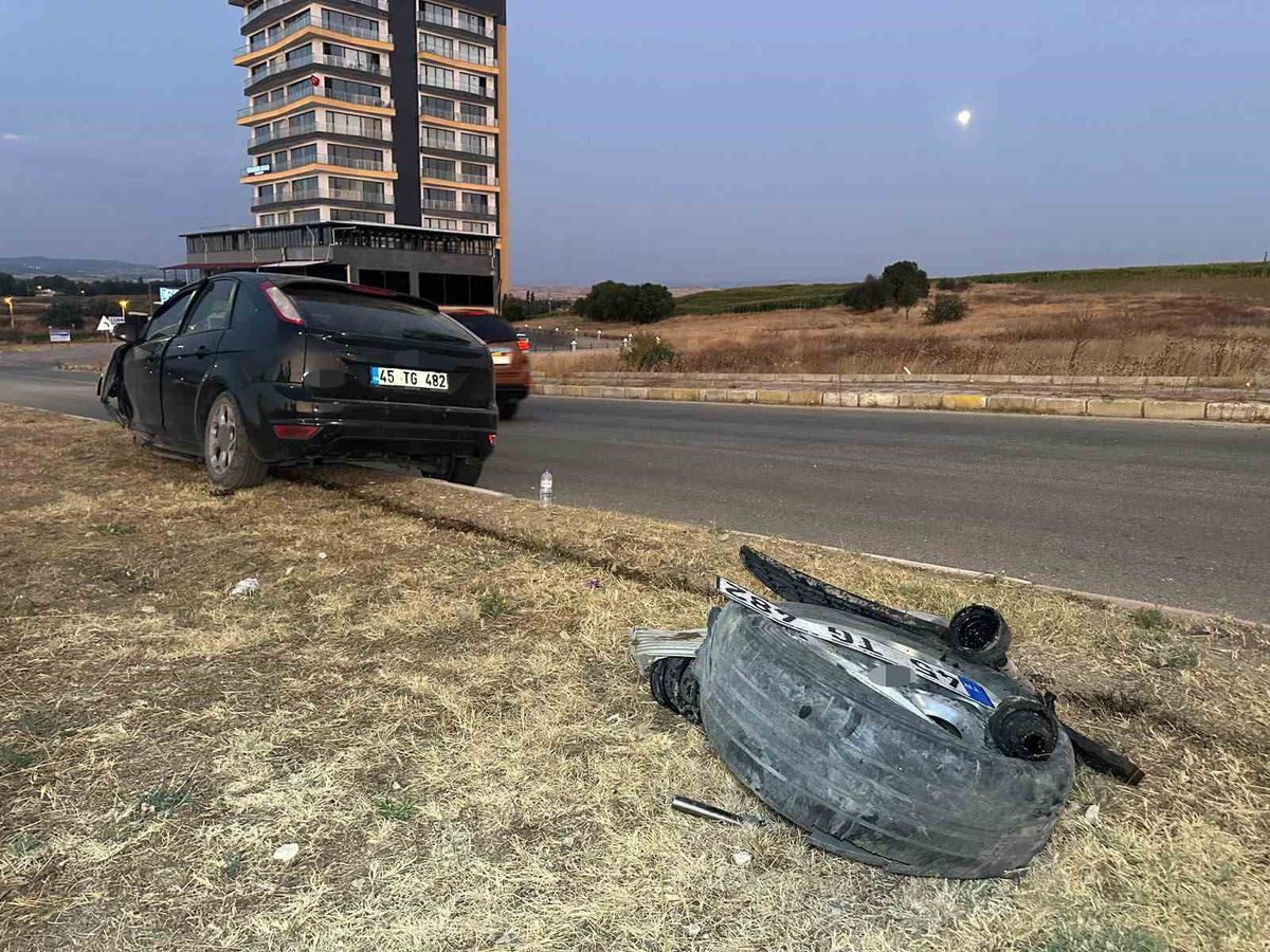 Uşak'ta Refüje Çıkan Otomobilde 2 Yaralı
