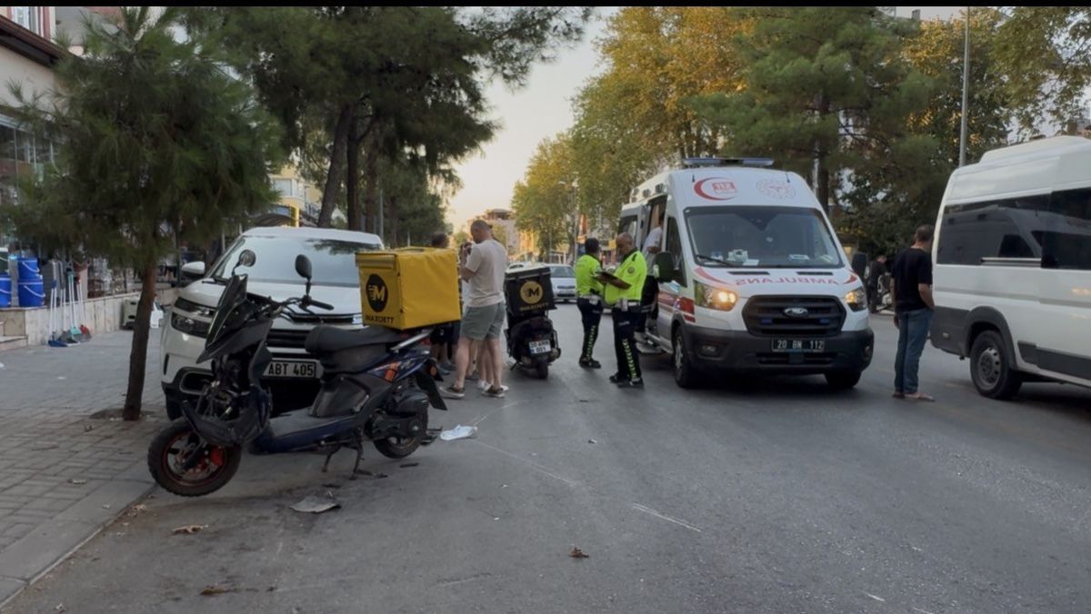 Pamukkale'de U dönüşü kazası: Motosikletli yaralandı