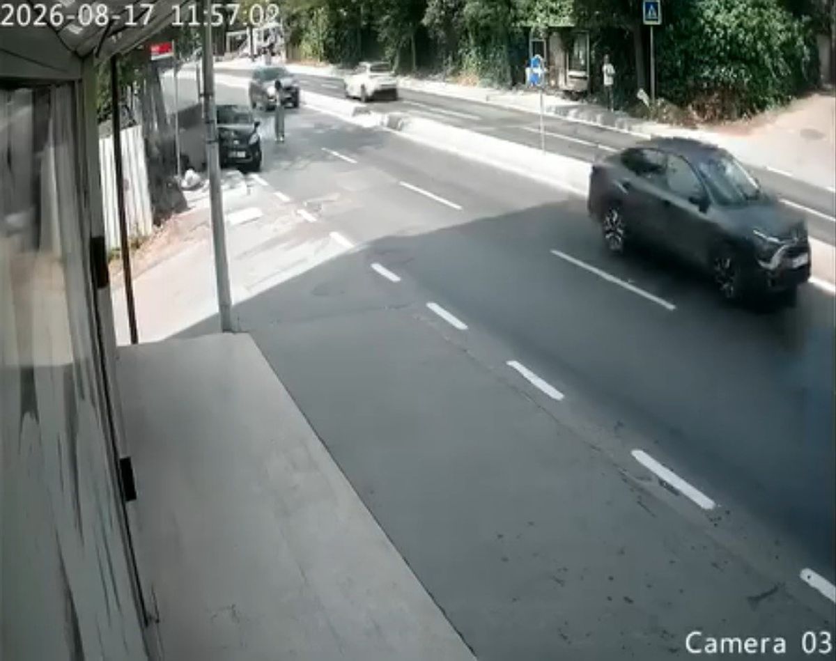 Pendik'te zincirleme kaza: Yayaya yol veren araca çarpan sürücü konteynere vurdu, 2 yaralı