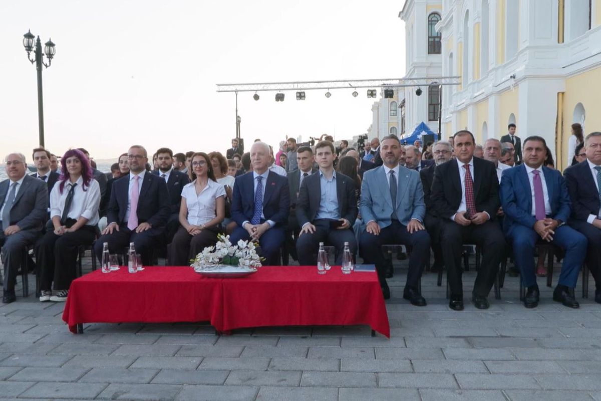 YKS'de Türkiye birincisi olan 3 öğrenciye Togg hediye edildi