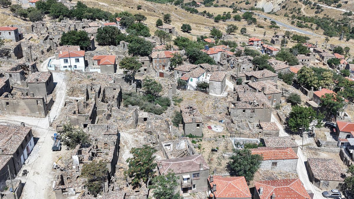 Gökçeada'daki 250 Yıllık 'Hayalet Köy' Dereköy Dronla Görüntülendi