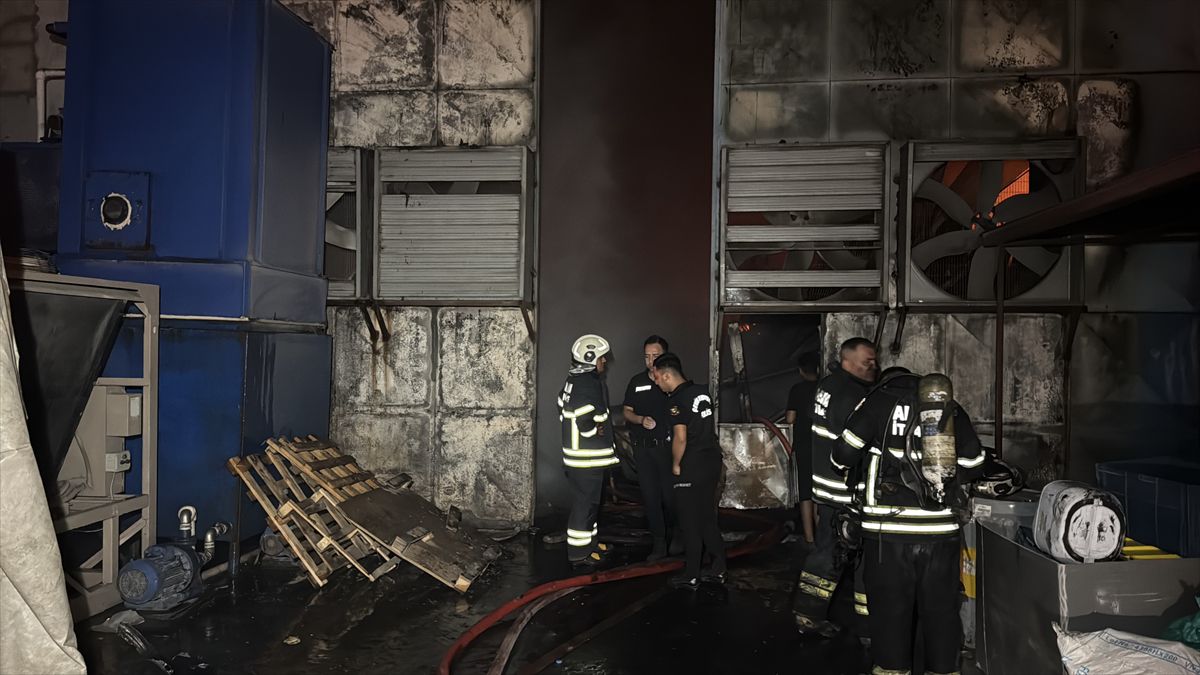 Adana’da Ayakkabı Fabrikasında Yangın Kontrol Altına Alındı