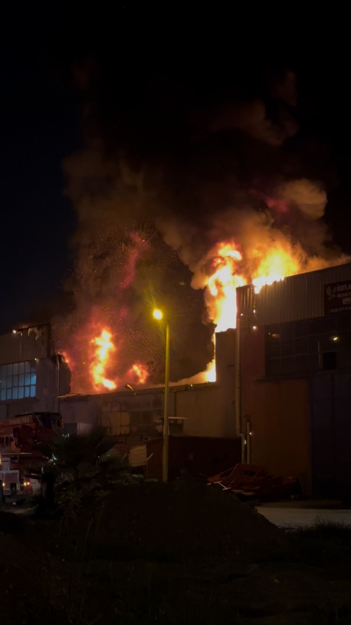 Adana'da Kauçuk Fabrikasında Yangın: Çatı Çöktü, Kimyasallar Patladı