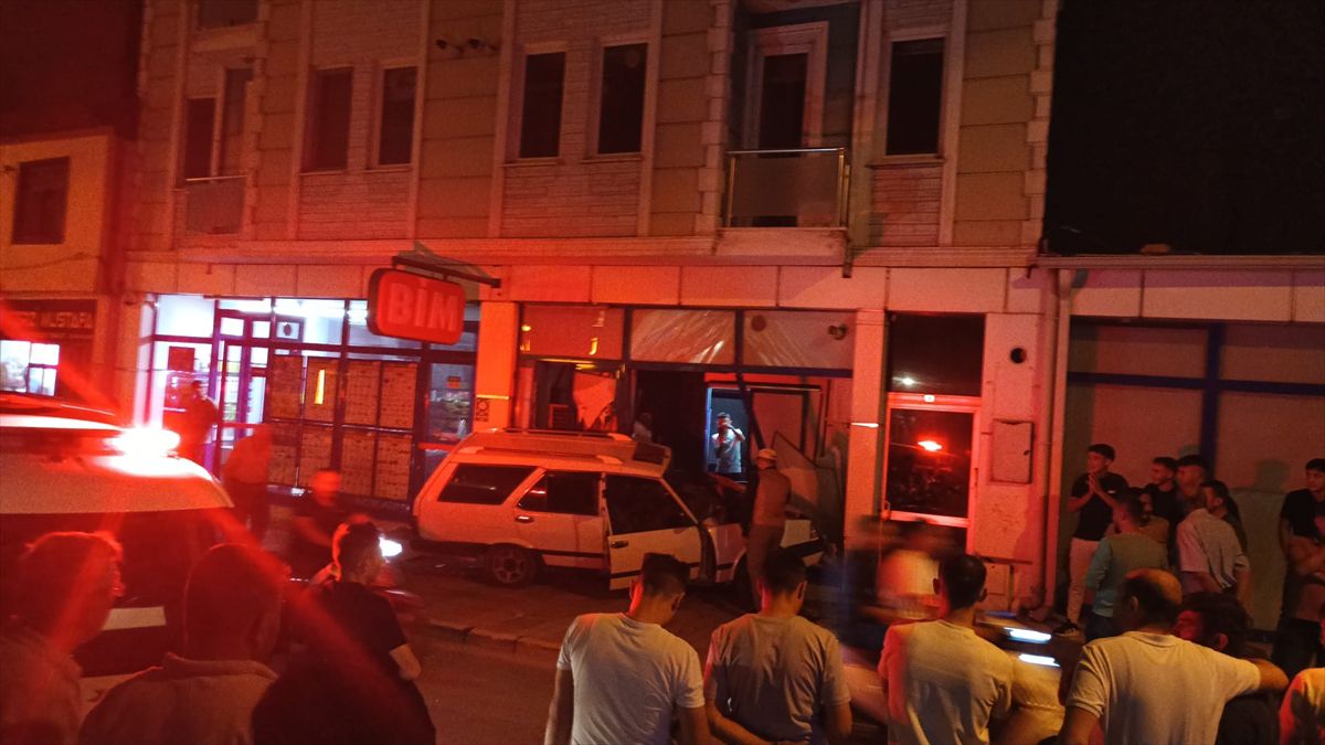 Bolvadin'de Alkollü Sürücü Marketin Camına Çarptı