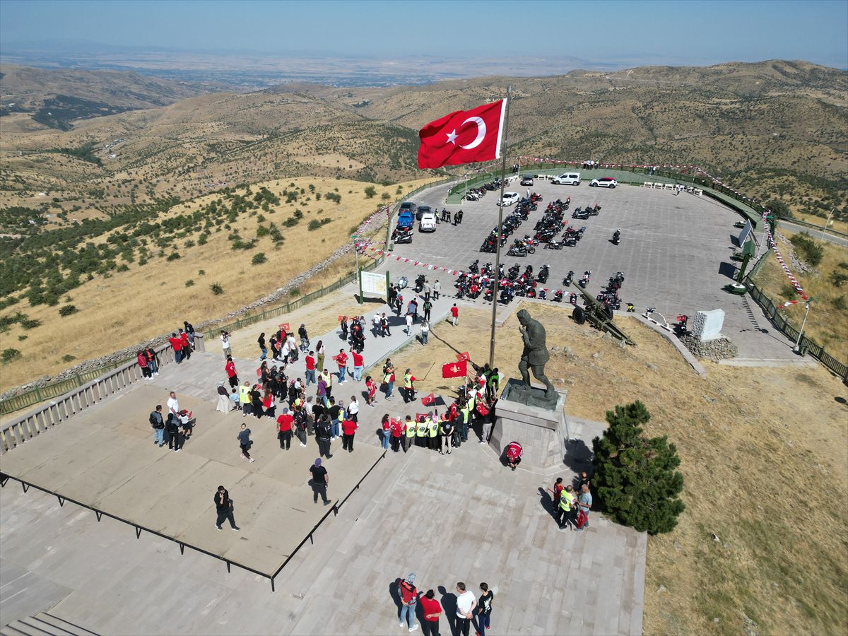 Afyonkarahisar'da 100 Motosikletli Kocatepe'ye 'Zafer Sürüşü' Yaptı