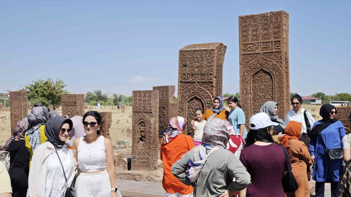 Ahlat'ta Malazgirt coşkusu: Selçuklu Meydan Mezarlığı'na ziyaretçi akını