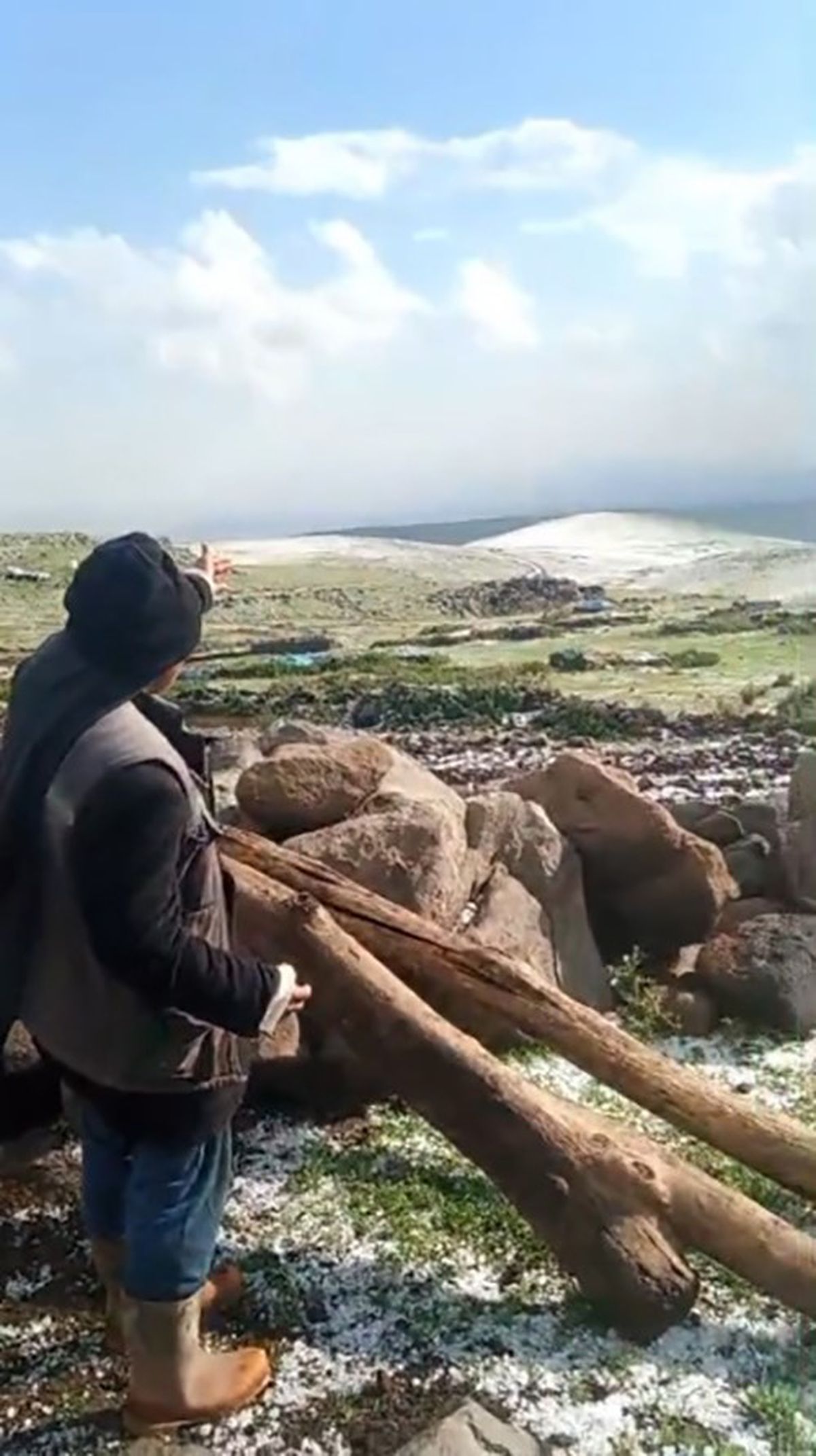 Arpaçay'da Dolu Sürprizi: Yayla Beyaza Büründü