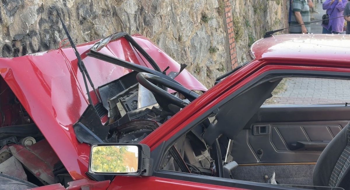 Ataşehir'de Direksiyon Hakimiyeti Kaybı: İstinat Duvarına Çarpan Otomobilde 3 Yaralı