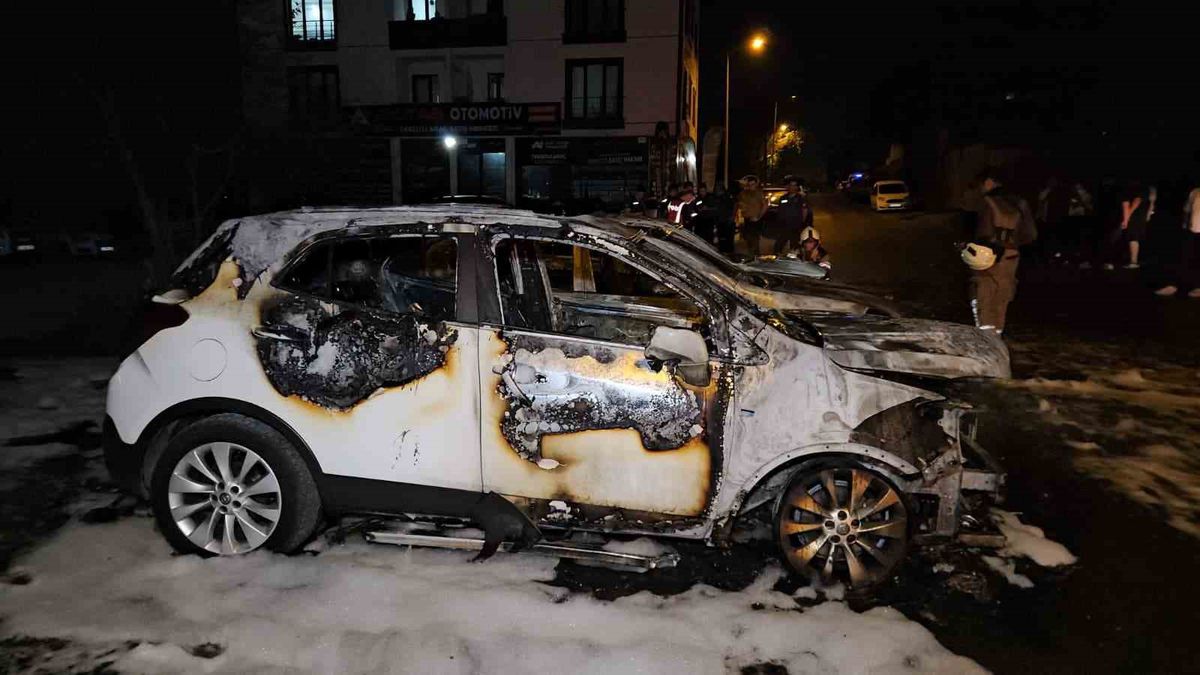 Avcılar'da oto galeride yangın: 3 otomobil kül oldu