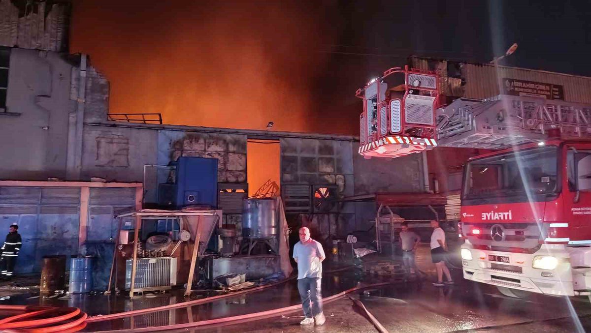 Adana'da Ayakkabı Tabanı Fabrikasında Yangın