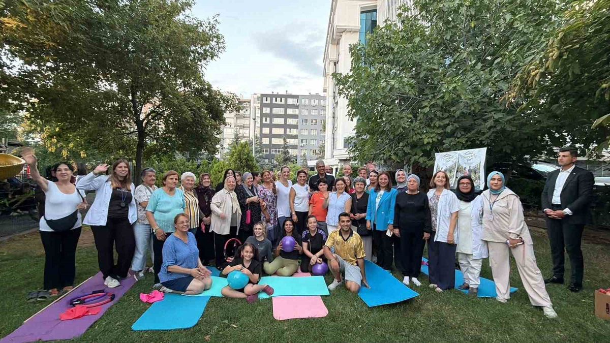 Bakan Memişoğlu 'Mahallemde Hareket Var' etkinliğinde vatandaşlarla egzersiz yaptı