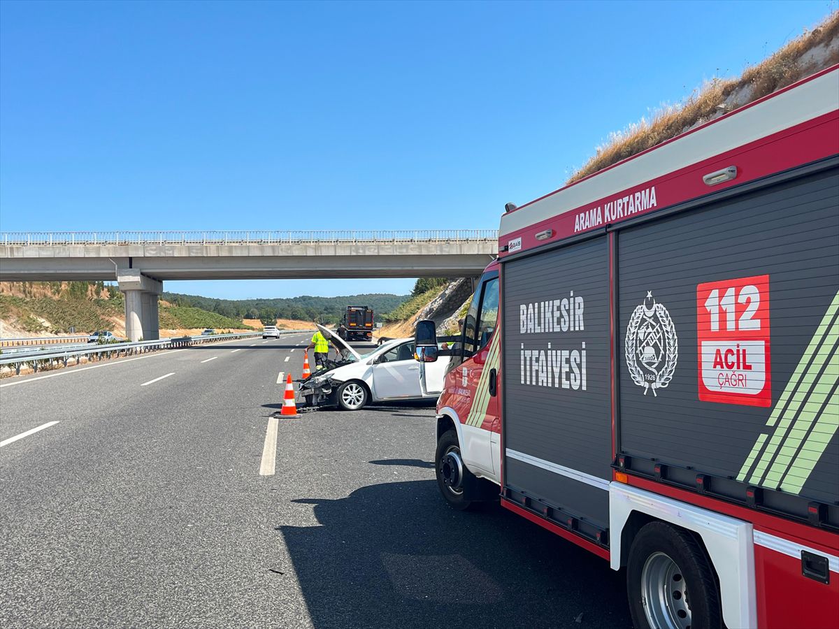 Savaştepe'de Otomobil Tıra Çarptı: 2 Yaralı