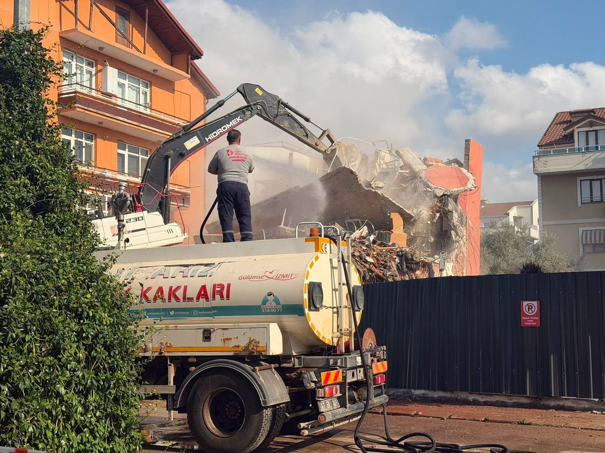 İzmit'te temel kazısı faciası: 3 katlı bina yan yattı, yıkıldı
