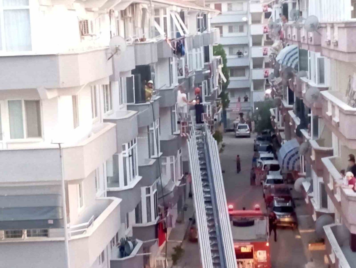 Gemlik'te ev yangını: 2 kişi dumandan mahsur kaldı