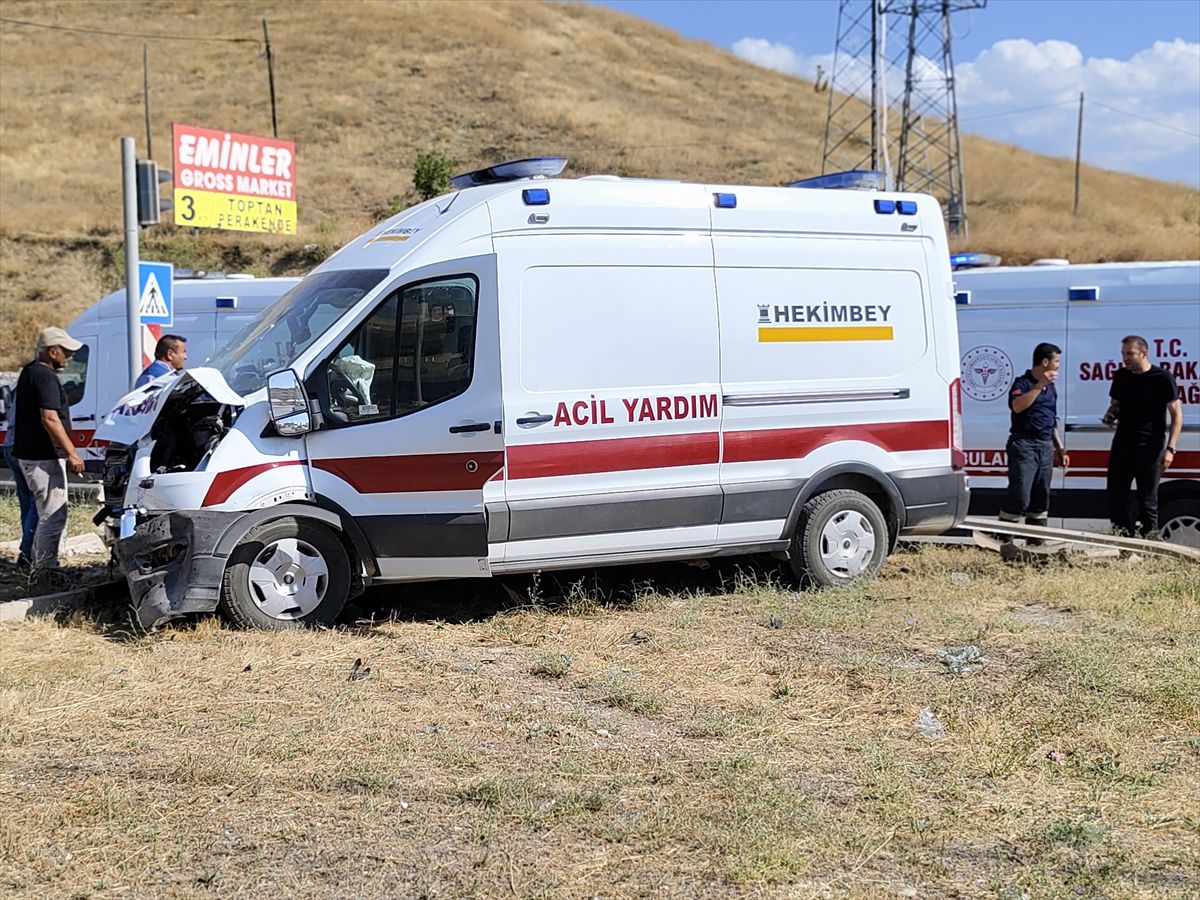 Ambulans ile pikap çarpıştı: 5 yaralı