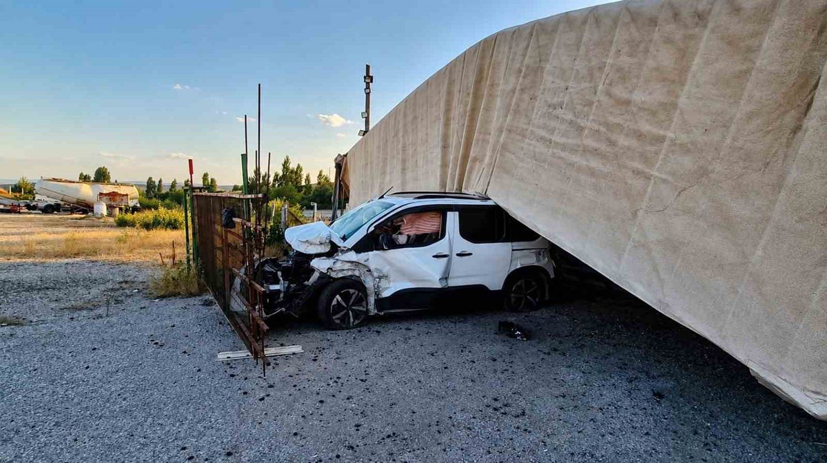 Çorum'da Tır Devrildi: 1 Yaralı