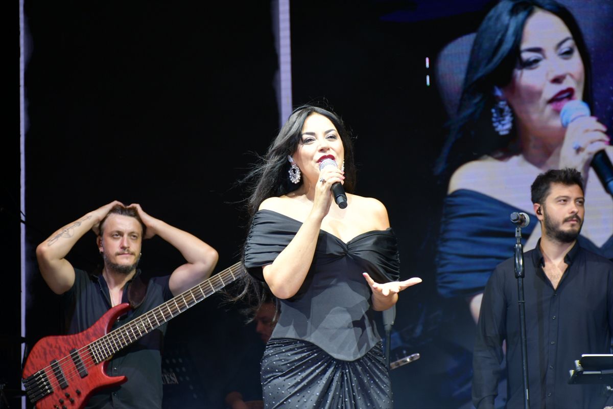 Zara, Demirci’de Kurtuluş Festivali’nde Sahne Aldı