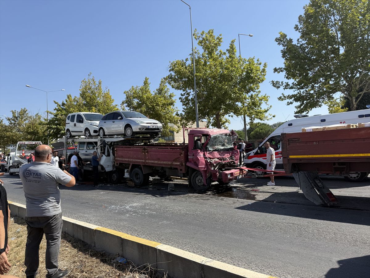 Pamukkale'de çekici-kamyonet çarpışması: 2 yaralı