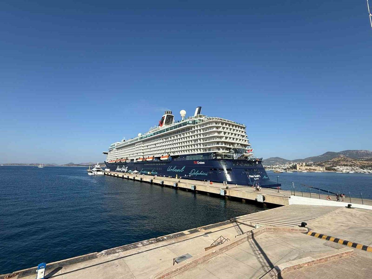 620 Milyon Dolarlık Dev Yolcu Gemisi 'Mein Schiff 5' Bodrum'da