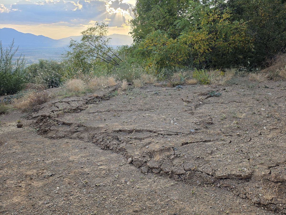Erzincan'da toprak kayması: 6 bağ evi tahliye edildi