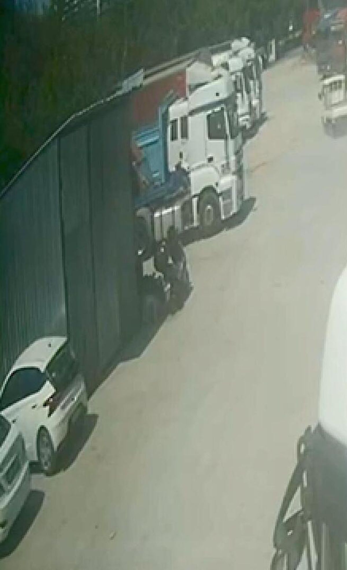 Esenyurt'ta kamyonetle bakır kablo hırsızlığı kamerada