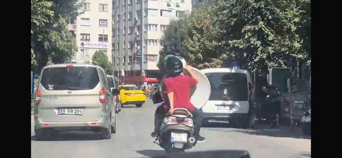 Eskişehir'de Trafikte Çanak Antenli Motosiklet Tehlikesi