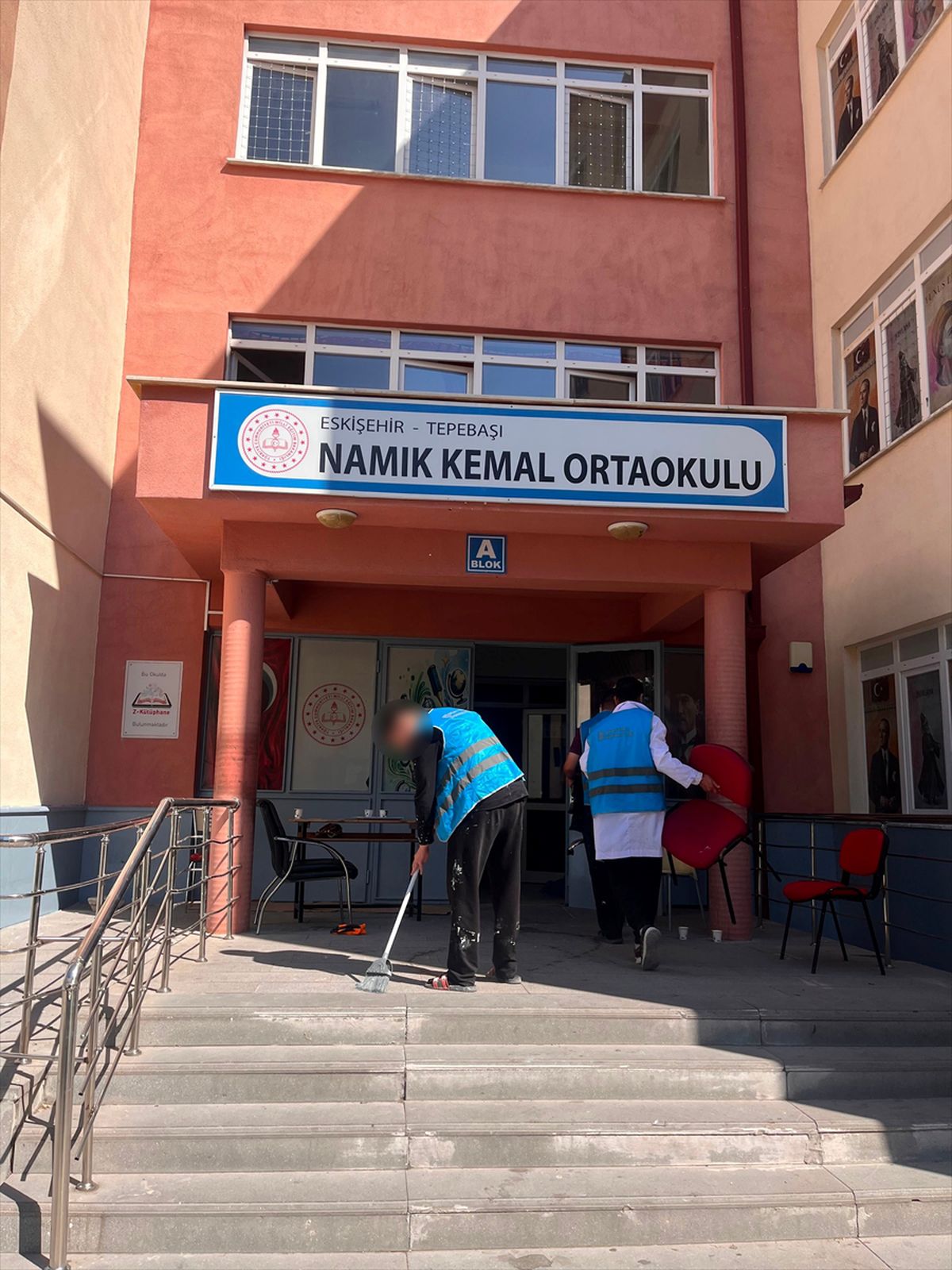 Eskişehir'de yükümlülerin okullardaki kamu yararına çalışmaları sürüyor