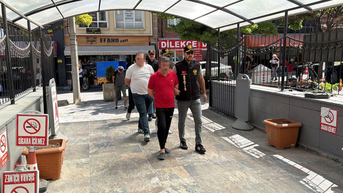 Eskişehir'de misafir gittiği arkadaşının evinde bıçaklanarak öldürülen Bülent Sap'ın cinayetinde 4 şüpheli...